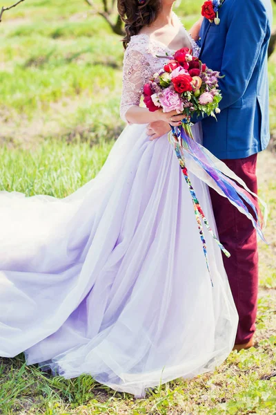 Bruden och brudgummen, våren boho bröllop — Stockfoto