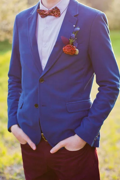 Sposo con boutonniere con ranuncolo — Foto Stock