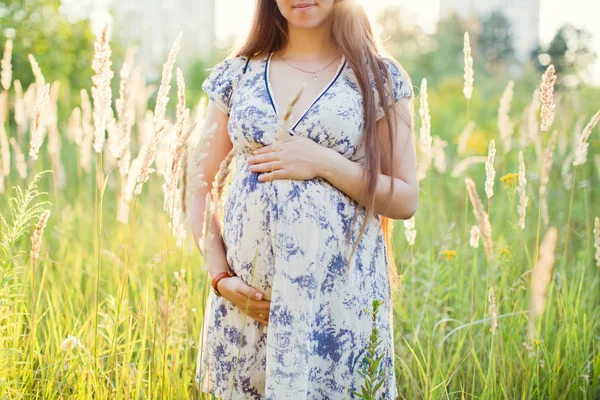 Jonge zwangere vrouw — Stockfoto