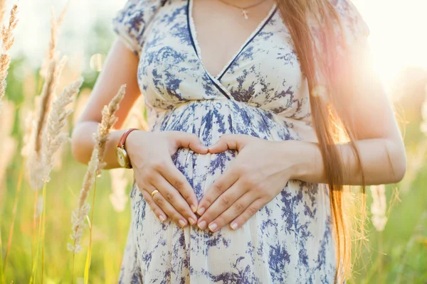 Young pregnant woman — Stock Photo, Image