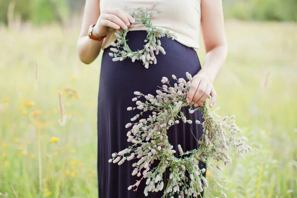 Kobieta w ciąży z wieniec dryflowers — Zdjęcie stockowe