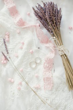 Alyans, tatlılar ve lavanta buket