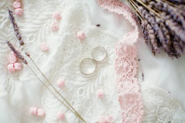 Alyans, tatlılar ve lavanta buket