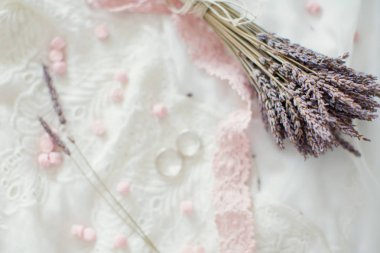 Alyans, tatlılar ve lavanta buket