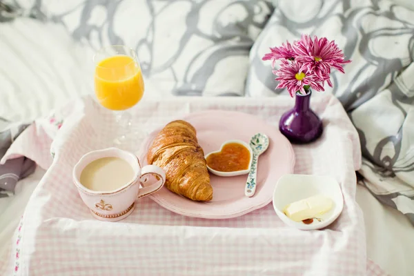 Desayuno francés en la cama —  Fotos de Stock