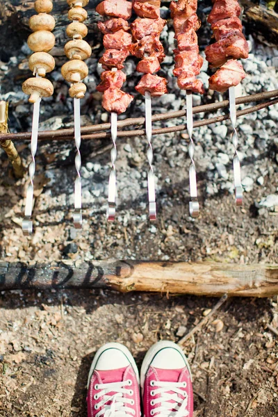 Close-up de alguns espetos de carne sendo grelhados em um churrasco — Fotografia de Stock