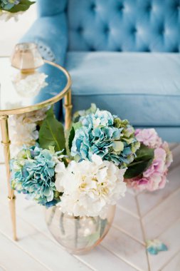 Vintage mavi kanepe ve ortanca buketleri