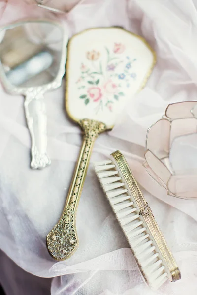 Vintage hand mirror and hairbrush — Stock Photo, Image
