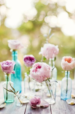 vintage şişelerde çiçek