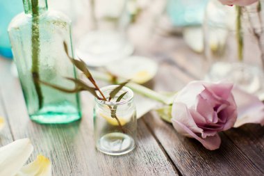 vintage şişelerde çiçek