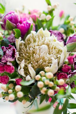 protea ile parlak buket