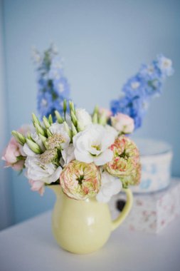 Güzel buket sarı sürahi