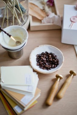 balmumu mühür damgası, kahve çekirdekleri ve kağıt