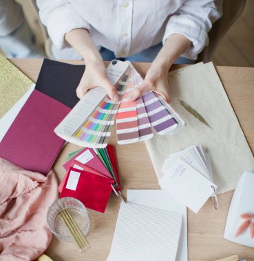 İş yerinde kadın renkli kağıt çizelgeleri seçimi