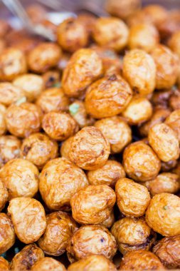 Biberiye ve sarımsaklı fırında patates.