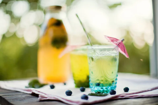 Limonada fresca con bayas, cítricos y menta — Foto de Stock