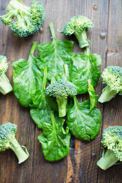 Färsk broccoli och spenatblad — Stockfoto