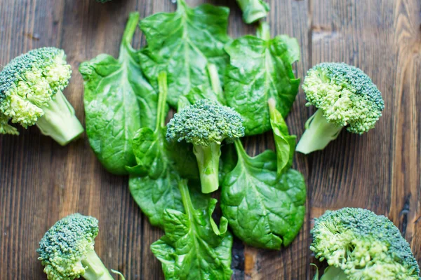 Färsk broccoli och spenatblad — Stockfoto