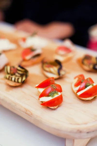 Bruschetta com tomate, manjericão e queijo mussarela — Fotografia de Stock