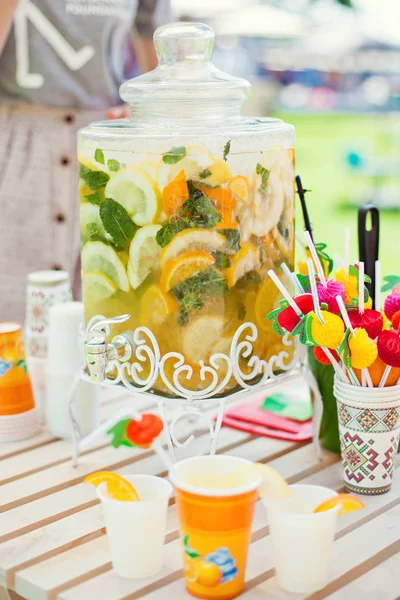Limonadas frescas en dispensador de bebidas —  Fotos de Stock
