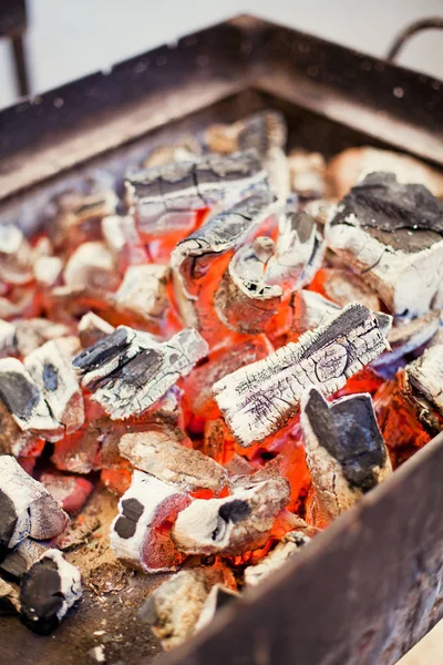 Carvão flamejante em churrasco Grill Pit — Fotografia de Stock