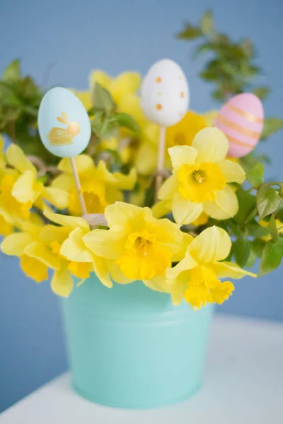 Yellow daffodils with easter eggs — Stock Photo, Image