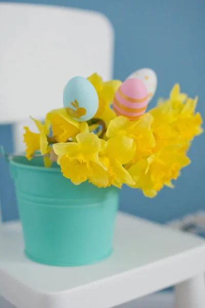 Narcisos amarelos com ovos de Páscoa — Fotografia de Stock