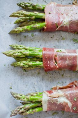 jambon ile pişmiş yeşil kuşkonmaz