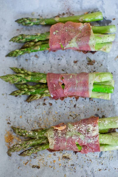 baked green asparagus with ham