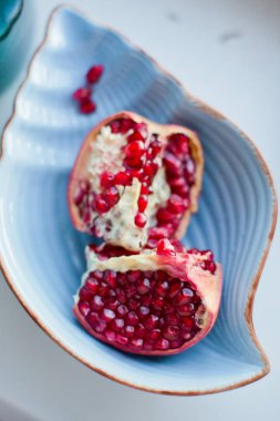 Mavi plaka üzerinde olgun Nar meyvesi