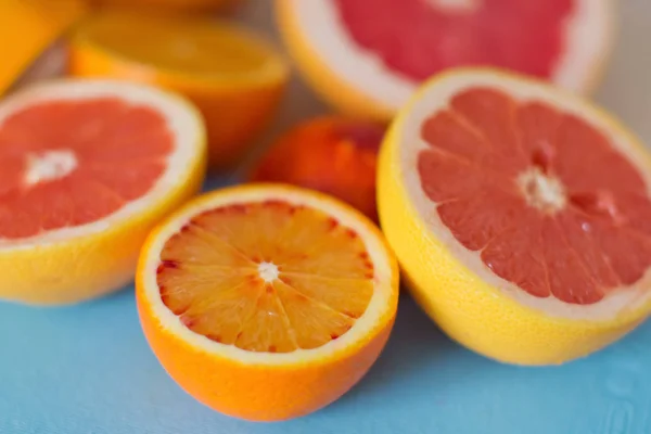 Pink grapefruit and orange on blue background — Stock Photo, Image