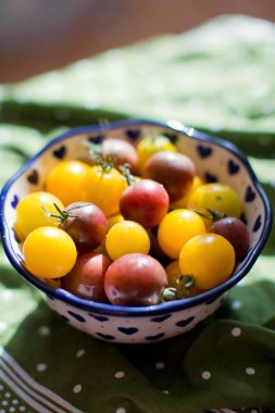 küçük sarı ve kırmızı domates