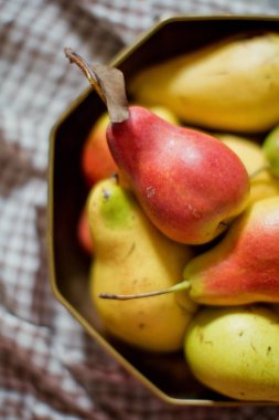 bir kase yaprakları ile taze armut