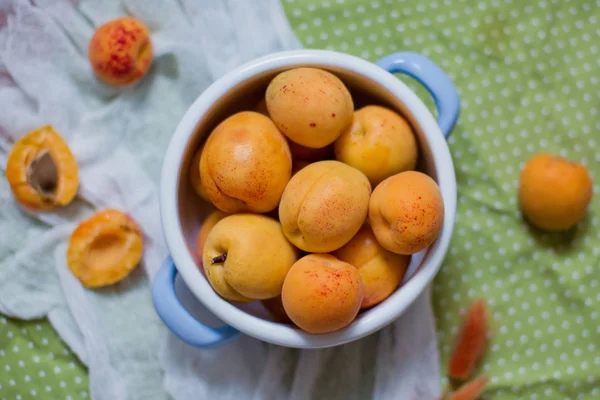 Lahodné zralé meruňky v modré starožitné pánvi — Stock fotografie