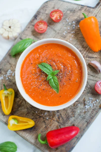 Vegane Gemüsesuppe Mit Tomaten Paprika Knoblauch Und Basilikum Auf Einem — Stockfoto