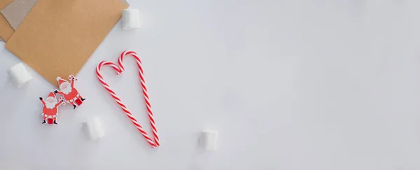 Rzemieślnicze Brązowe Koperty Serce Cukierków Dekoracje Świętego Mikołaja Białe Pianki — Zdjęcie stockowe