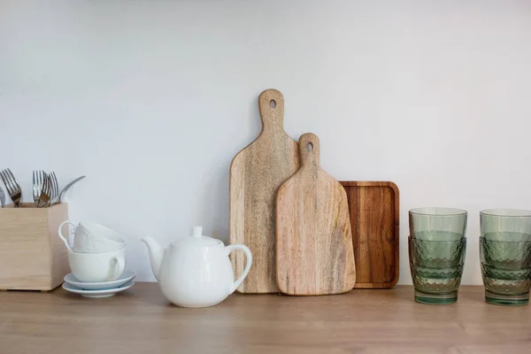 Kuchyňské Potřeby Lehkém Dřevěném Kuchyňském Interiéru Vaření Nádobí Bílém Pozadí — Stock fotografie