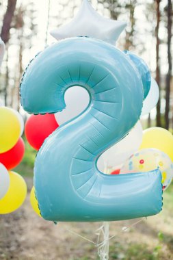 Doğum günü beyaz, sarı, kırmızı ve şeffaf balonlar konfeti ve iki numaralı balon. Balonlu parti