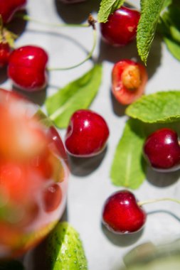 Taze yaz meyveli kokteyller. Kiraz ve nane yakın.