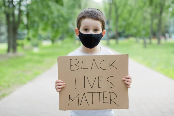 白人男孩与反种族主义的黑板标志 黑人的生命很重要户外有硬纸板标志的黑脸儿童 — 图库照片