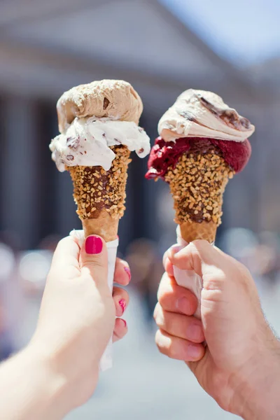 Ijshoorntjes Handen Man Vrouw Met Ijshoorntjes Met Chocolade Noten Buiten — Stockfoto