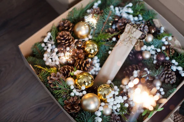 Kerstkrans Met Natuurlijke Elementen Gouden Kerstballen Cadeau Ambachtelijke Verpakking Kerstkrans — Stockfoto