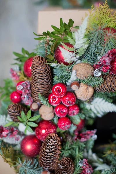 Karácsonyi Koszorú Természetes Elemekkel Bogyókkal Vörös Almákkal Karácsonyi Ajándék — Stock Fotó