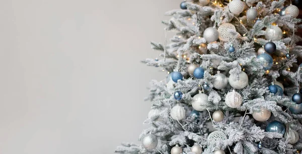 Sztandar Świąteczny Choinką Srebrnymi Niebieskimi Dekoracjami Lampkami Choinka Białym Tle — Zdjęcie stockowe
