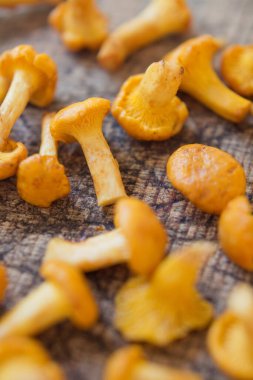 Ahşap zemin üzerinde çiğ mantar yakın.