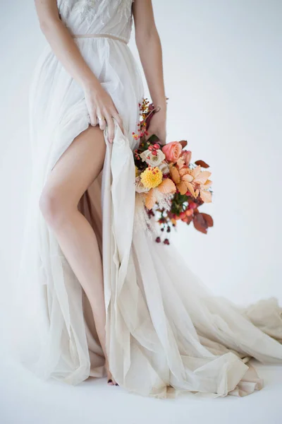 Panna Młoda Spaceruje Pięknej Sukni Ślubnej Jesiennym Kolorowym Bukietem Kobieta — Zdjęcie stockowe