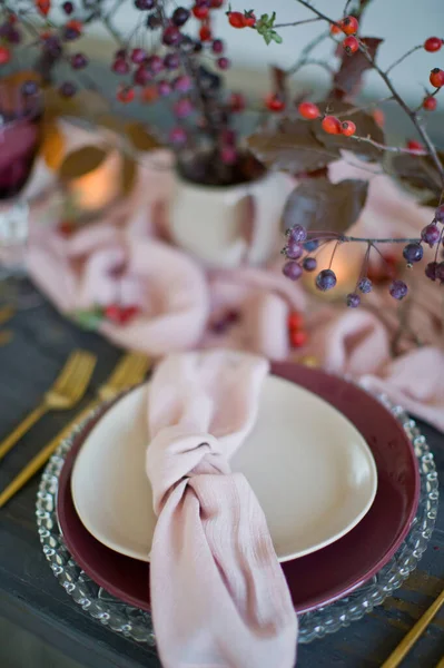Gyönyörű Asztalterítő Rózsaszín Szalvétával Rózsaszín Futóval Arany Villákkal Késekkel Gyertyákkal — Stock Fotó