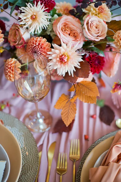 Vacker Dukning Med Höstblommor Orange Och Rosa Servetter Och Brinnande — Stockfoto