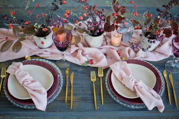 Hermosa Mesa Con Servilletas Rosadas Corredor Rosa Tenedores Cuchillos Dorados — Foto de Stock