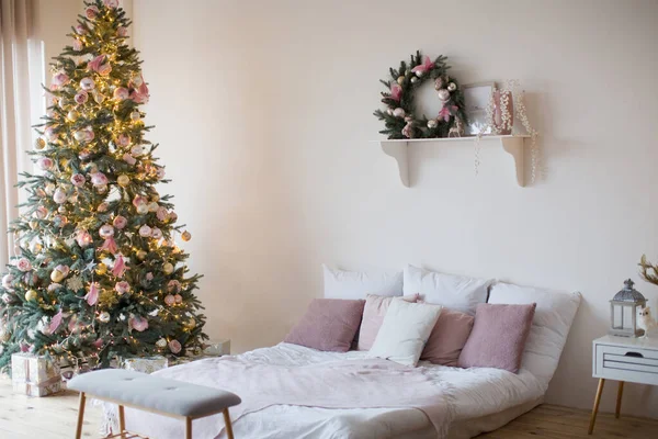 Χριστουγεννιάτικη Εσωτερική Κρεβατοκάμαρα Χριστουγεννιάτικο Δέντρο Μεγάλο Παράθυρο Και Κρεβάτι Μαξιλάρια — Φωτογραφία Αρχείου